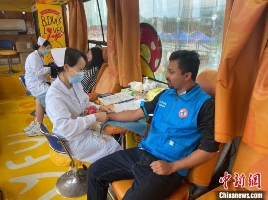 6月13日，在第20個世界獻血者日前夕，20名在贛留學(xué)生組團前往血站獻血。吳迪 攝