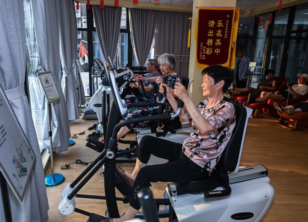在浙江嘉興市南湖區(qū)新嘉街道電子社區(qū)鄰里中心的長者運(yùn)動(dòng)健康之家內(nèi)，老人們?cè)谶M(jìn)行器械鍛煉（2023年6月14日攝）。新華社記者 徐昱 攝