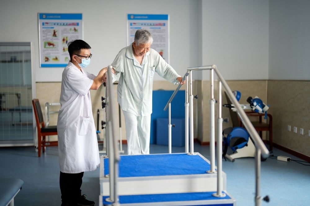 河北省灤南縣一家養(yǎng)老機(jī)構(gòu)的工作人員在指導(dǎo)老人進(jìn)行康復(fù)訓(xùn)練（2023年5月19日攝）。新華社記者 牟宇 攝