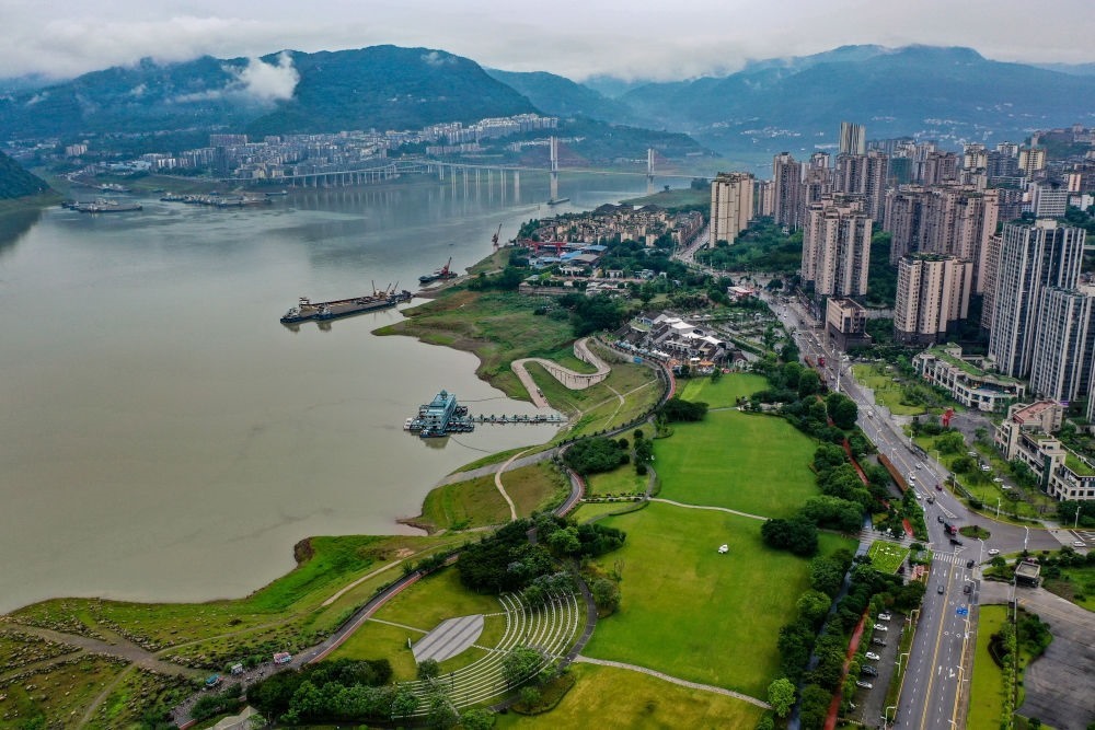 這是2023年6月7日拍攝的位于重慶市云陽縣的云陽城區(qū)環(huán)湖綠道（無人機(jī)照片）。當(dāng)?shù)貙⑸鷳B(tài)治理與生態(tài)修復(fù)結(jié)合起來，兼顧城市旅游和運(yùn)動(dòng)休閑等功能需要，打造環(huán)縣城兩江四岸33公里綠道。新華社記者 唐奕 攝