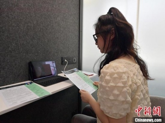 學(xué)生通過“云面試空間”進行求職面試。劉棟 攝