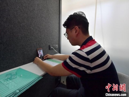 學(xué)生通過“云面試空間”進行求職面試。劉棟 攝