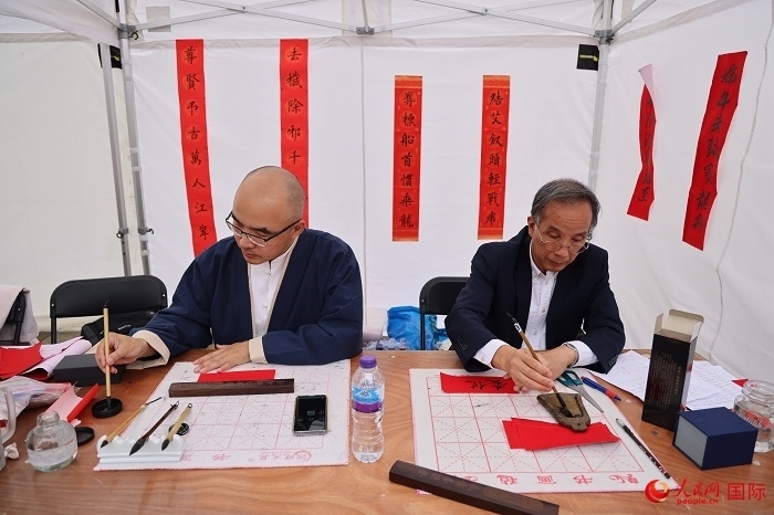 活動(dòng)現(xiàn)場的中國書法展示。人民網(wǎng)記者 邢雪攝