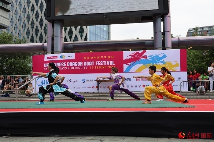 中華武術(shù)表演吸引了眾多英國觀眾。人民網(wǎng)記者 邢雪攝