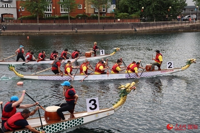 2023全英中華端午龍舟會(huì)比賽現(xiàn)場，幾支隊(duì)伍你追我趕。人民網(wǎng)記者 邢雪攝