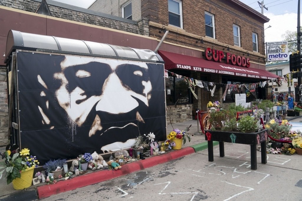 這是2022年5月22日在美國明尼蘇達(dá)州明尼阿波利斯市拍攝的弗洛伊德廣場。新華社記者劉杰攝