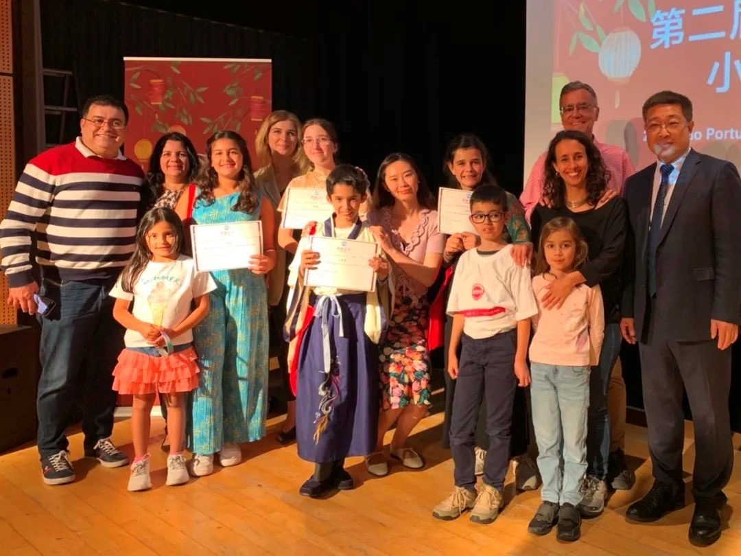 葡萄牙圣托馬斯孔子課堂第二屆“漢語橋”小學(xué)生中文秀比賽。圖片來源：里斯本大學(xué)孔子學(xué)院公眾號(hào)。