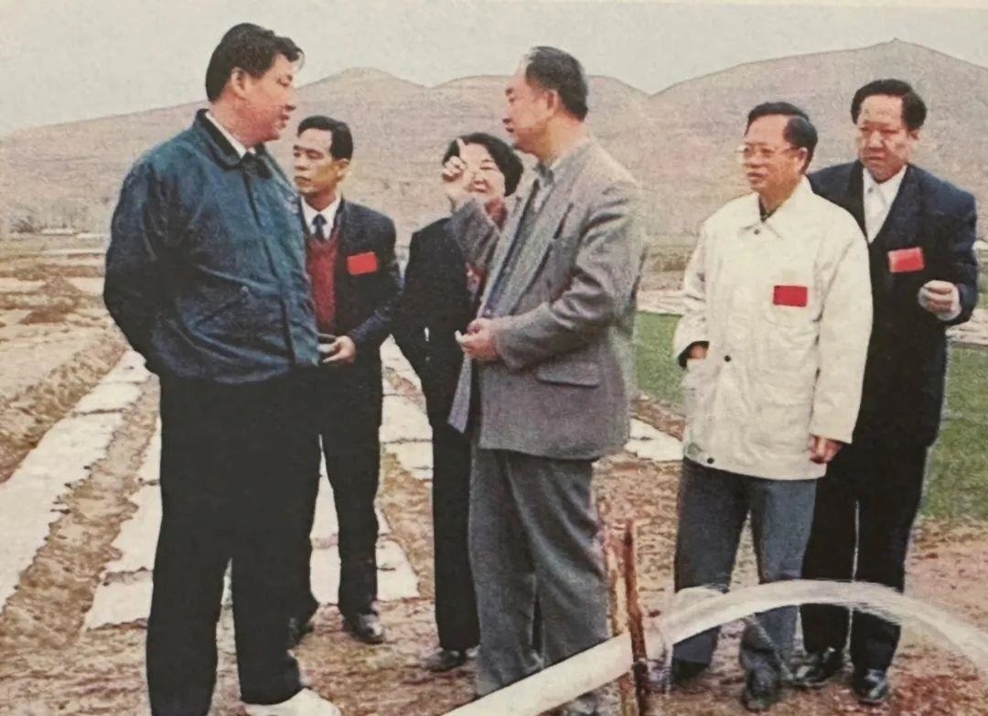 △1997年4月20日，習近平在寧夏固原市隆德縣調研。