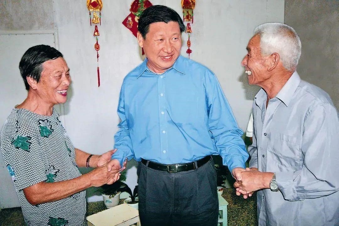 △2006年9月21日，習近平在浙江省舟山市普陀區(qū)東極鎮(zhèn)看望當?shù)貪O民。