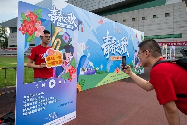 學(xué)生在市集打卡拍照。人民網(wǎng)記者 翁奇羽攝