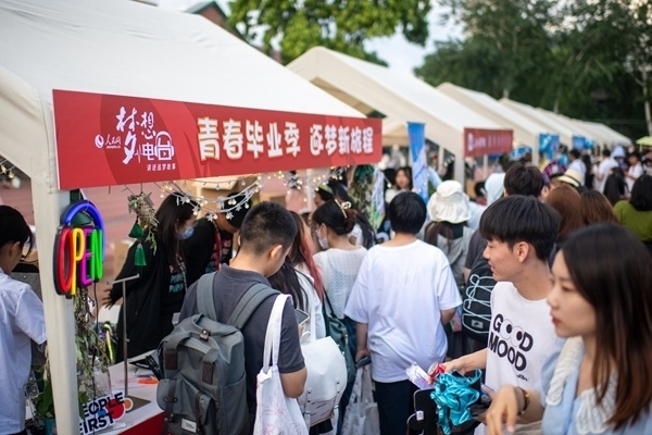 市集現(xiàn)場。人民網(wǎng)記者 翁奇羽攝