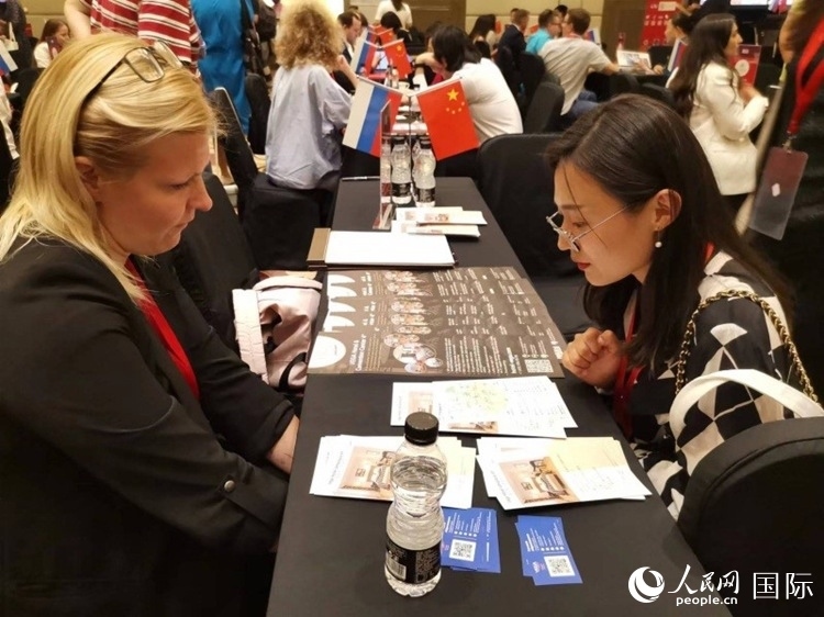 中俄旅游行業(yè)代表在北京路演活動(dòng)現(xiàn)場(chǎng)面對(duì)面溝通。人民網(wǎng)記者 楊倩攝