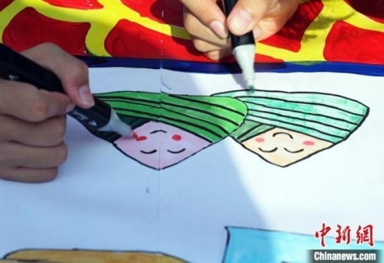 圖為長卷繪畫現(xiàn)場。 興業(yè)縣融媒體中心供圖