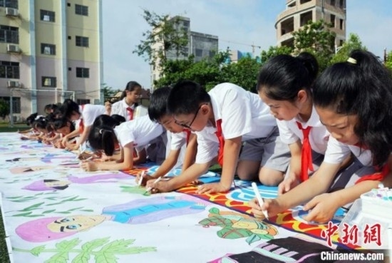 圖為學(xué)生們用手中畫筆在進行創(chuàng)作。 興業(yè)縣融媒體中心供圖