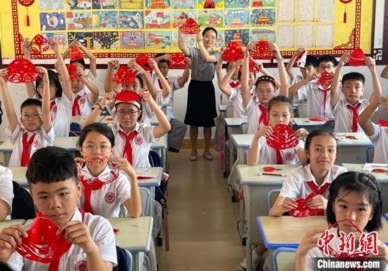 圖為學(xué)生們展示剪紙作品。 興業(yè)縣融媒體中心供圖