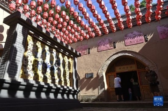 6月23日，游人在三門峽市陜州地坑院景區(qū)內(nèi)游覽。