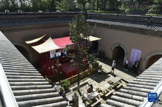 6月23日，游人在三門峽市陜州地坑院景區(qū)內(nèi)游覽。