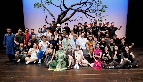 《斷金》百場演職人員合影。龍馬社供圖