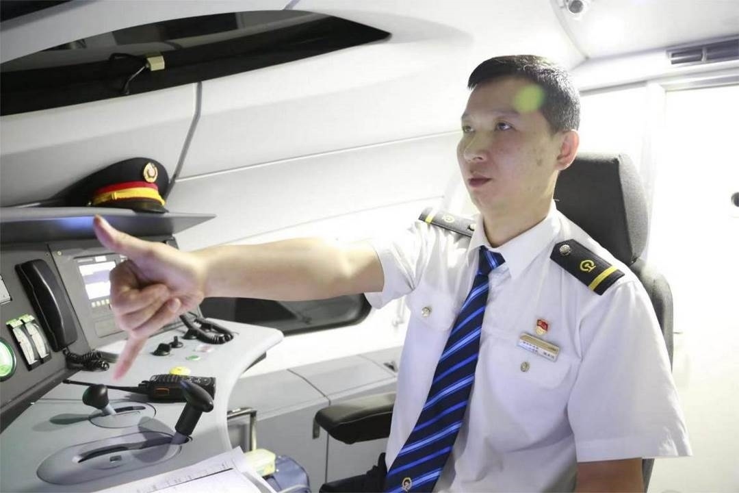 陳承儀駕駛動車組列車執(zhí)行標(biāo)準(zhǔn)作業(yè)。陳巍攝