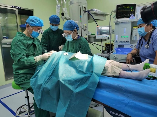 5歲的丹增貴吉正接受雙眼斜視矯正手術(shù)。人民網(wǎng)記者 李棟攝