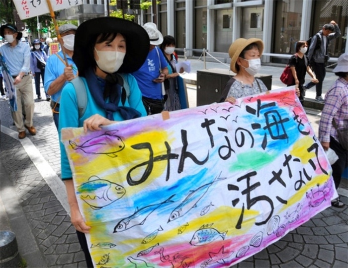 2023年6月20日，日本民眾在福島縣政府周圍舉行抗議活動，強烈反對核污水排海計劃，呼吁保護漁業(yè)資源。圖片來源：《朝日新聞》