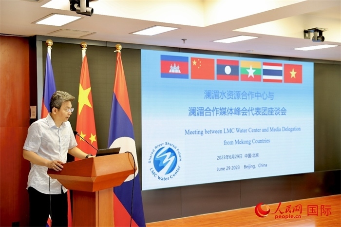 由瀾湄六國有關(guān)部門及主流媒體等組成的采訪團與中方代表在瀾湄水資源合作中心舉行座談會。水利部國際合作與科技司副司長、一級巡視員、瀾湄水資源合作聯(lián)合工作組中方組長李戈發(fā)表講話。（人民網(wǎng) 李世奇攝）