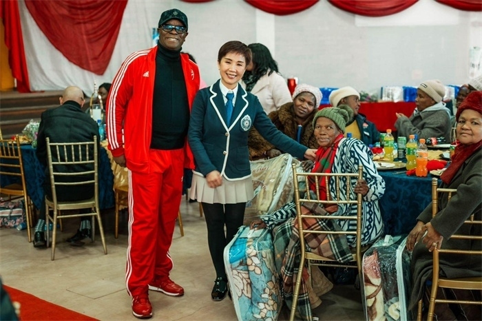 Micheal Mohala中將、黃琳與社區(qū)老人合影。（圖片來源：廣西大錳南非PMG礦業(yè)有限公司）