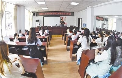  圖②：法院干警向參加活動(dòng)的學(xué)生和家長(zhǎng)講解暑假安全教育知識(shí)。