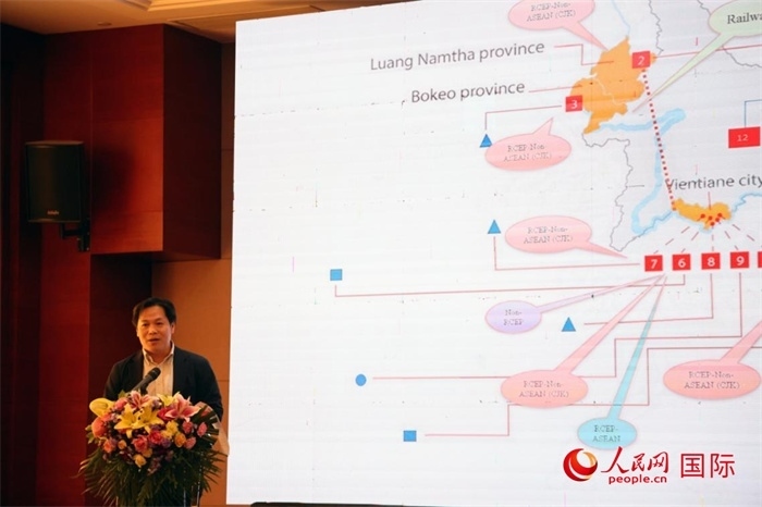 老撾計劃與投資部發(fā)展研究院院長史提羅斯·拉斯福尼在活動現場發(fā)言。人民網記者楊一攝