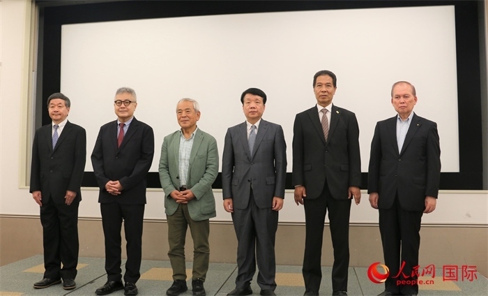 主辦方與嘉賓合影。（人民網(wǎng) 許可攝）