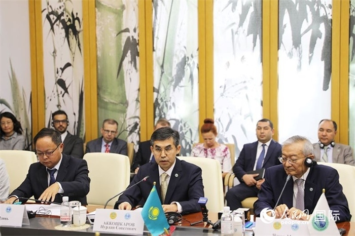 哈薩克斯坦常駐上合組織秘書(shū)處代表努爾蘭·阿科什卡羅夫介紹哈薩克斯坦接任輪值主席國(guó)后的優(yōu)先工作。人民網(wǎng) 俄布拉依攝