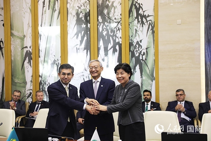 上合組織秘書(shū)處、哈駐華使館、上合組織睦鄰友好合作委員會(huì)簽署《聯(lián)合行動(dòng)計(jì)劃》。人民網(wǎng) 俄布拉依攝