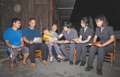 “法治屋場(chǎng)會(huì)”上，法院黨員志愿服務(wù)隊(duì)在給種植戶普及法律知識(shí)。