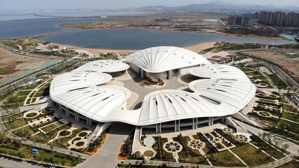 位于中國－上海合作組織地方經(jīng)貿(mào)合作示范區(qū)的青島·上合之珠國際博覽中心。新華社記者 李紫恒 攝