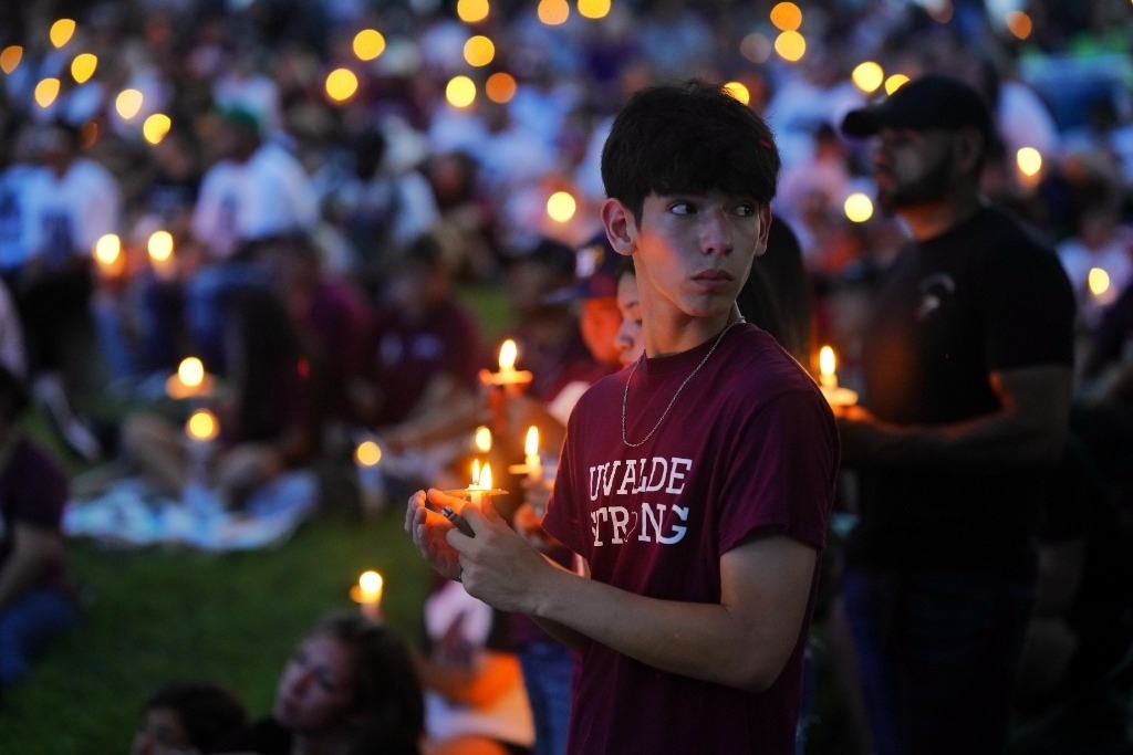 5月24日，在美國得克薩斯州小城尤瓦爾迪，人們參加守夜儀式悼念校園槍擊遇害者。當(dāng)日是美國尤瓦爾迪大規(guī)模校園槍擊事件一周年。新華社記者吳曉凌攝