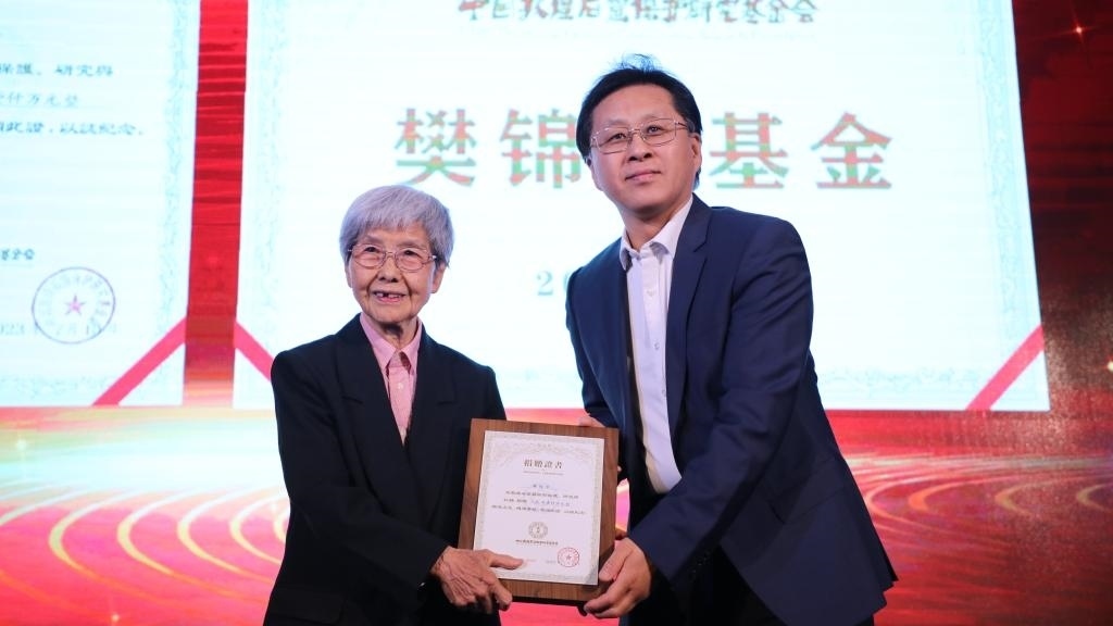 國(guó)家文物局黨組成員、副局長(zhǎng)解冰（右）為樊錦詩(shī)（左）頒發(fā)捐贈(zèng)證書(shū)。新華社記者張睿 攝