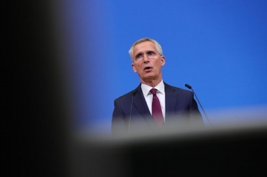 7月6日，在比利時(shí)布魯塞爾的北約總部，北約秘書長斯托爾滕貝格在會(huì)議后召開新聞發(fā)布會(huì)。新華社記者鄭煥松攝