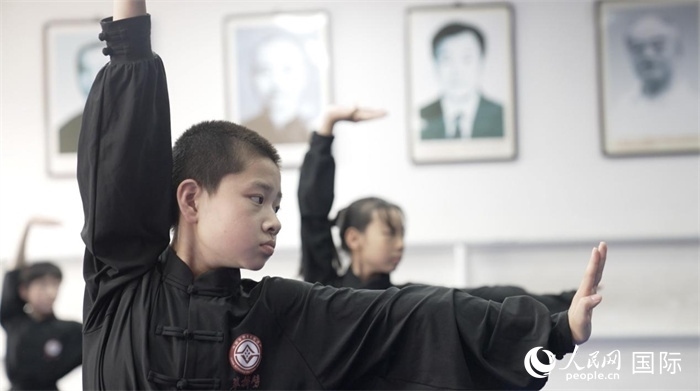 正在練習(xí)劈掛拳的武術(shù)學(xué)童。人民網(wǎng)記者 袁蒙攝