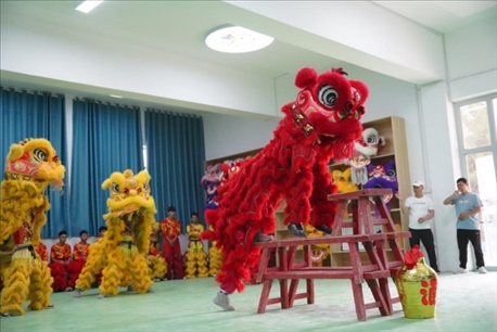 開課儀式現(xiàn)場，疏附縣第一中學(xué)舞獅隊的醒獅表演。