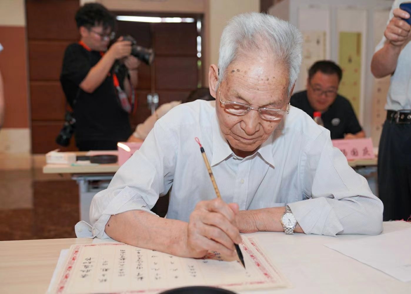 老教授們用毛筆書寫2023級新生錄取通知書。校方供圖