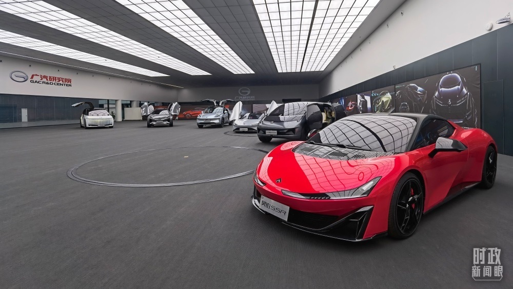 今年4月，習(xí)近平考察廣汽埃安新能源汽車股份有限公司，了解企業(yè)推動制造業(yè)高端化、智能化、綠色化等情況。（總臺央視記者石丞拍攝）