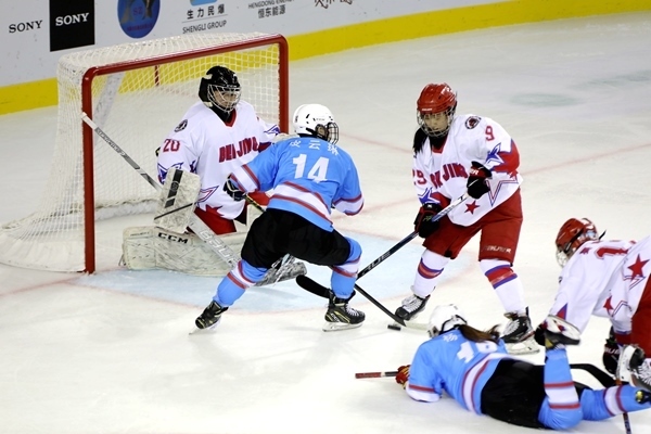 廣東隊(duì)球員與北京隊(duì)球員禁區(qū)混戰(zhàn)。人民網(wǎng)記者 胡雪蓉?cái)z