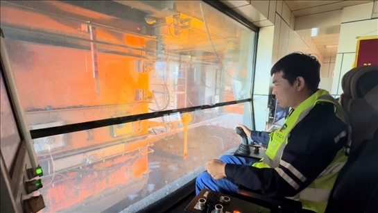 國(guó)家電投內(nèi)蒙古公司南露天煤礦裝車站司機(jī)石繼立的操縱下，一次性60噸的煤炭穩(wěn)穩(wěn)裝入車廂。人民網(wǎng) 金洪花攝