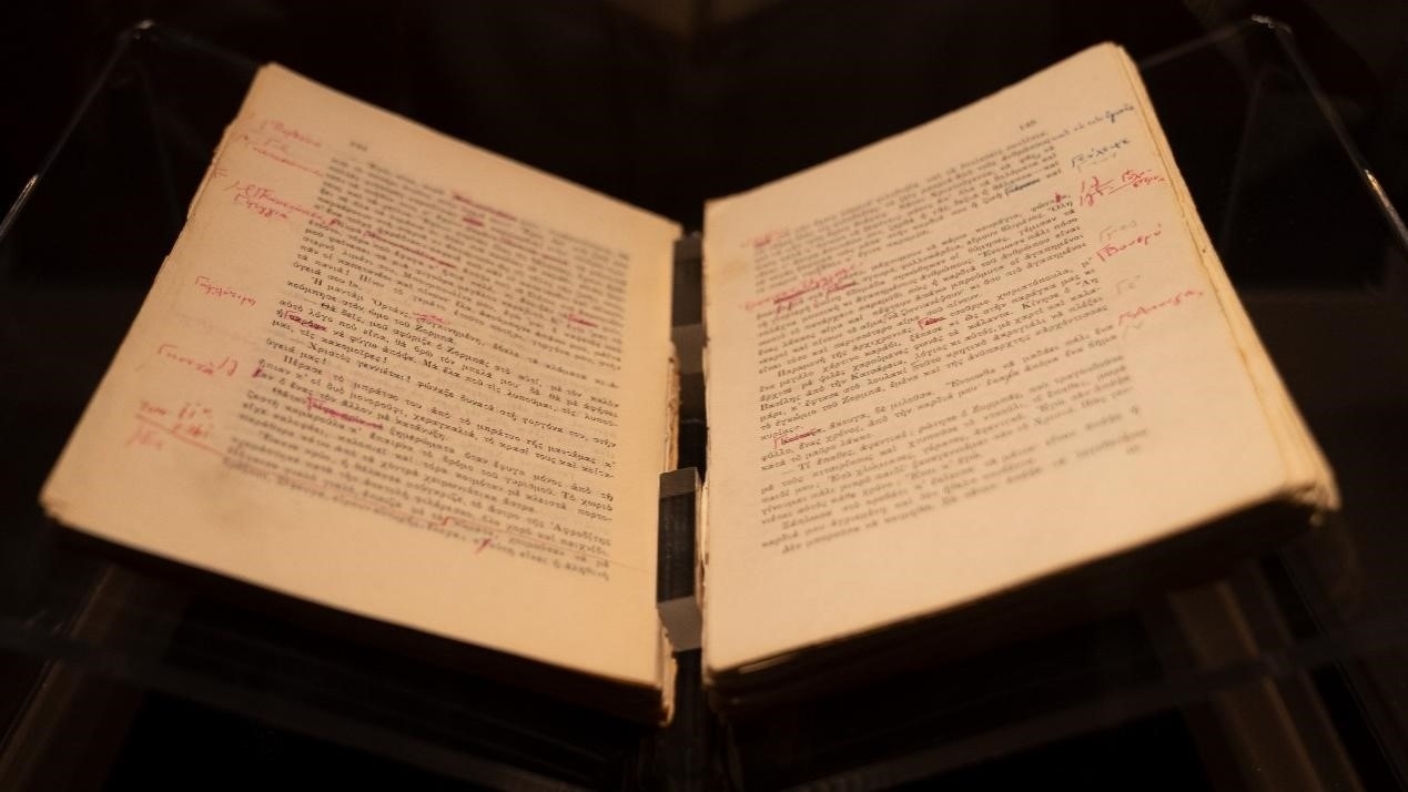 《希臘人左巴》初印后，卡贊扎基斯的修改批注。人民網(wǎng)記者 葛泰佚攝