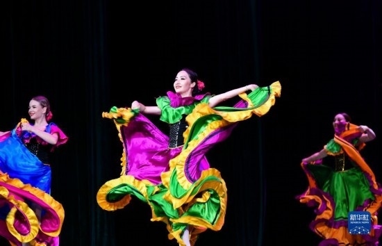 7月21日，哈薩克斯坦薩爾塔納國家舞蹈團(tuán)的演員在演出。