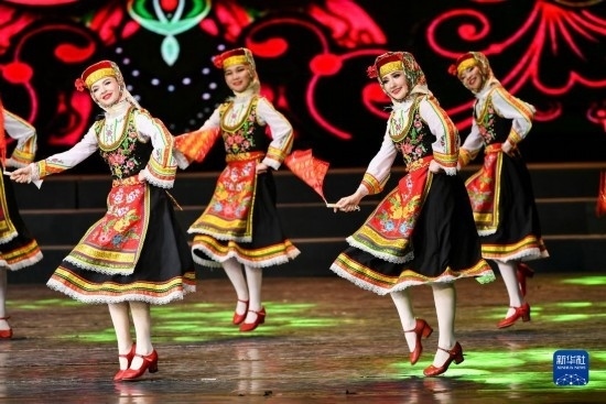 7月21日，哈薩克斯坦薩爾塔納國家舞蹈團(tuán)的演員在演出。