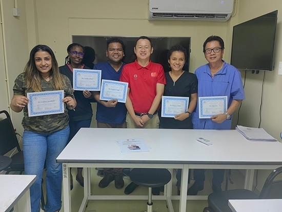 醫(yī)療隊(duì)成員與部分學(xué)員合影。第18期援圭亞那醫(yī)療隊(duì)供圖