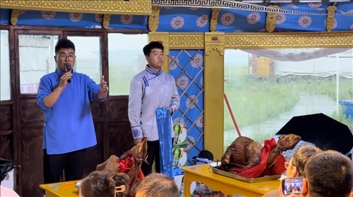 圖為草原蒙古包全羊宴。人民網(wǎng)記者 金洪花攝