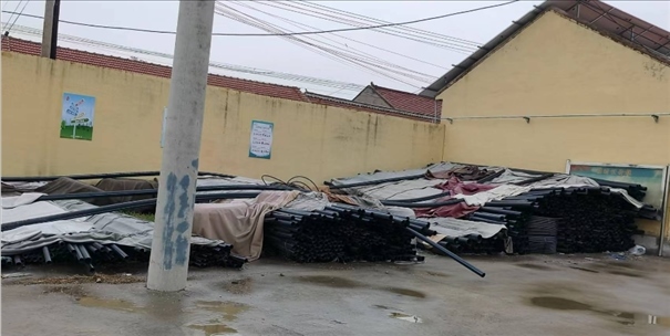 至今仍堆放在村委會(huì)院里的自來(lái)水管道。 人民網(wǎng)記者 金慧慧攝