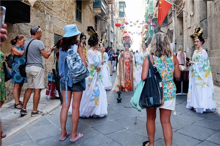 圖為花燈點亮儀式現(xiàn)場。 馬耳他中國文化中心供圖